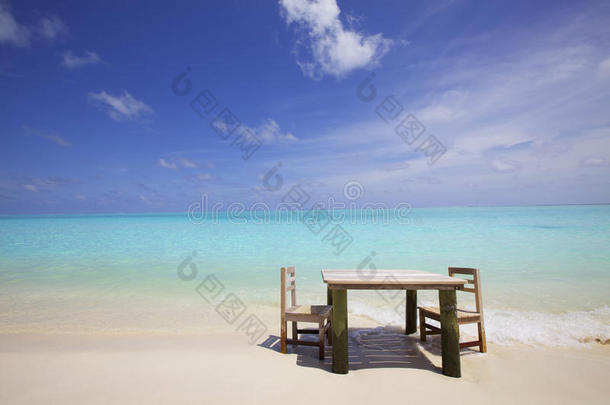 沙滩有桌椅