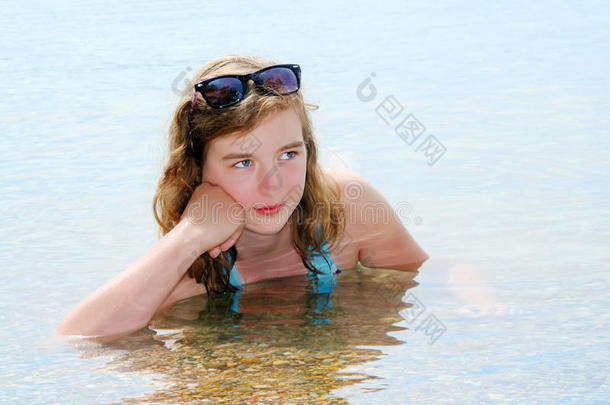 在海里洗澡的小女孩。