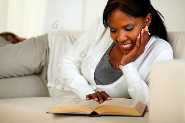 年轻轻松的女人在家看书