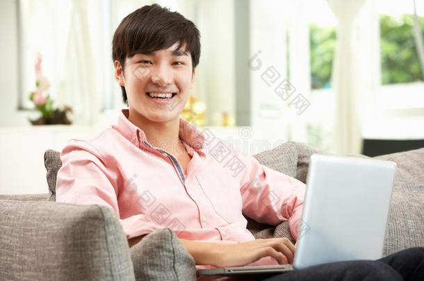 中国年轻人一边放松一边用笔记本电脑