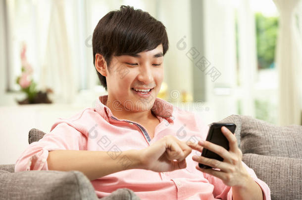 中国年轻人用手机
