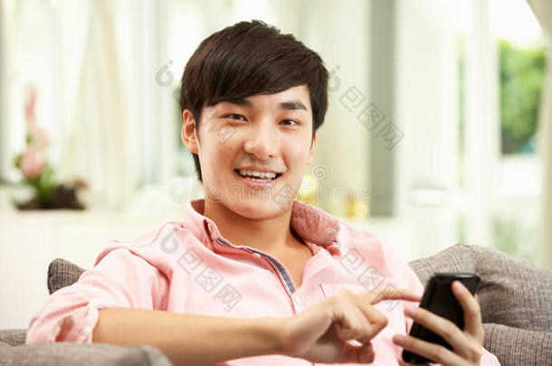 中国年轻人用手机
