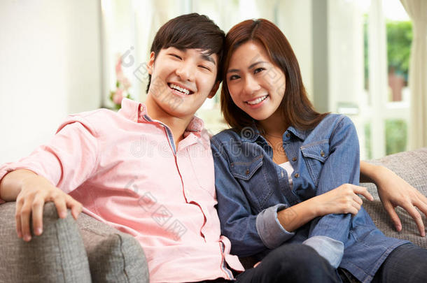 中国年轻夫妇在家里沙发上放松