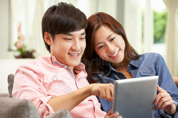 <strong>中国年</strong>轻夫妇使用数字平板电脑