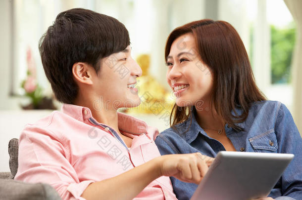 中国年轻夫妇使用数字平板电脑