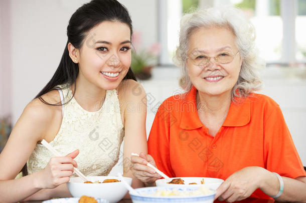 中国母亲和成年女儿在吃饭