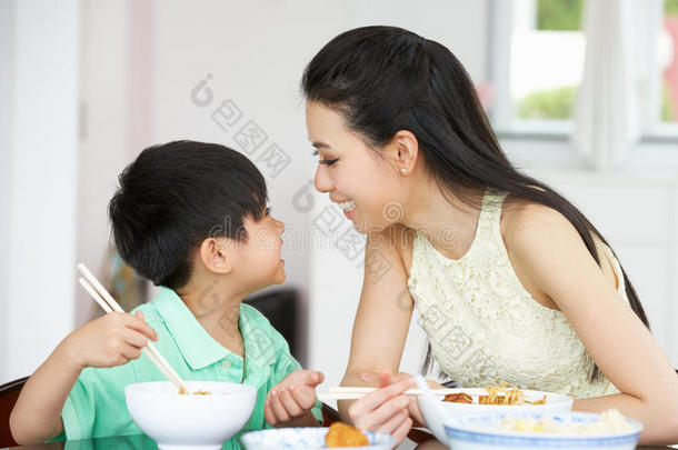 中国母子坐在家里吃饭