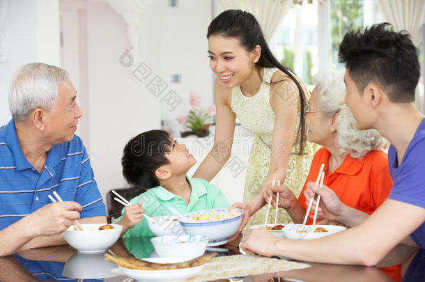 多代中国家庭聚餐