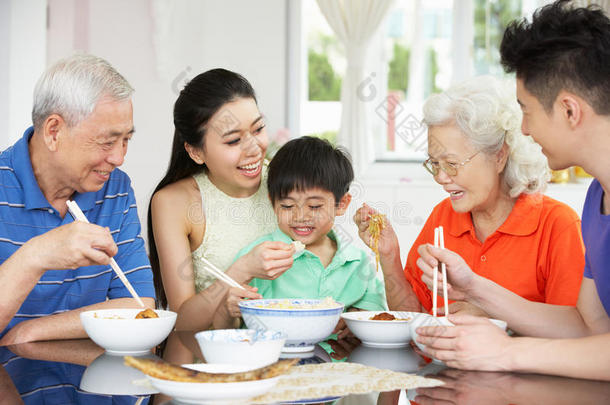 中国多代家庭聚餐写真