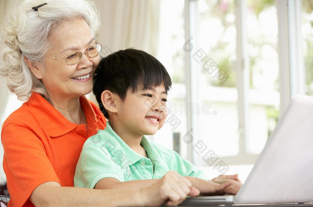 中国外孙<strong>外婆</strong>用笔记本电脑