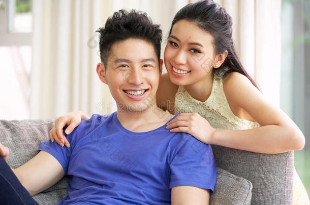 中国年轻夫妇在家里沙发上放松