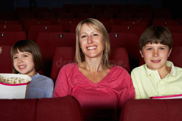 妈妈带着两个孩子在电影院看电影