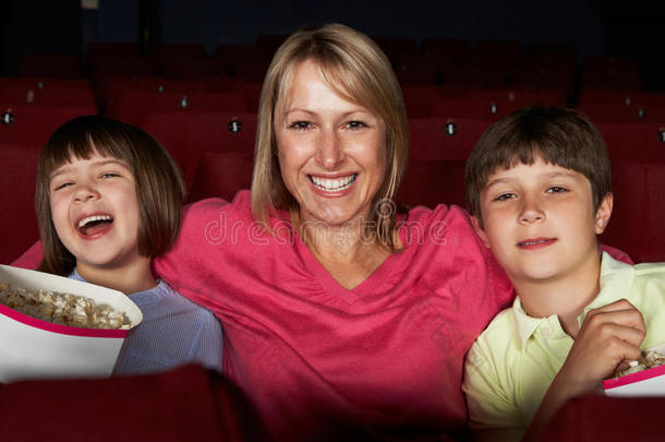 妈妈带着两个孩子在电影院看电影