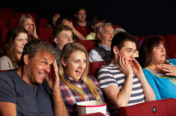 青少年家庭在电影院看电影