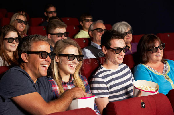 青少年家庭在电影院看3d电影