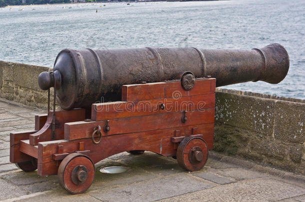 圣马洛堡垒墙的旧大炮。