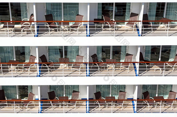 船上有许多带椅子和<strong>桌子</strong>的<strong>阳台</strong>