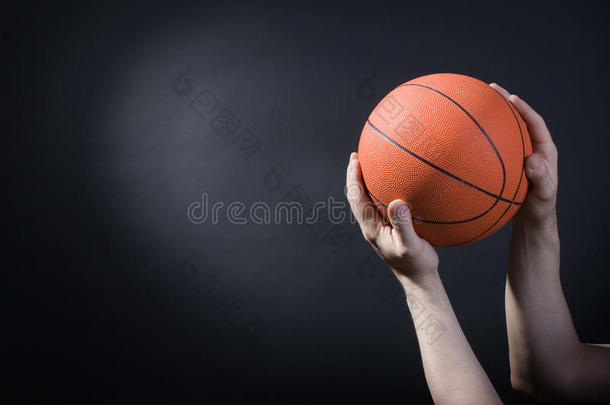 运动员打篮球