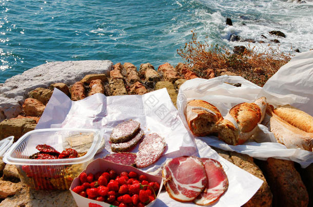 法国食物野餐户外近海边