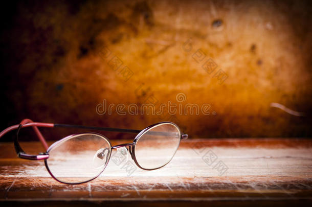 桌子上的旧眼镜