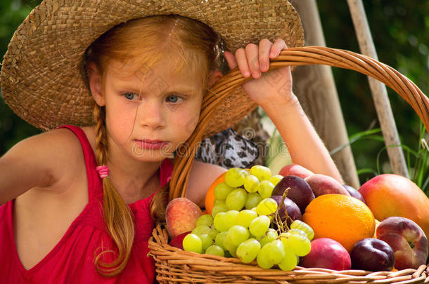 女孩和水果篮