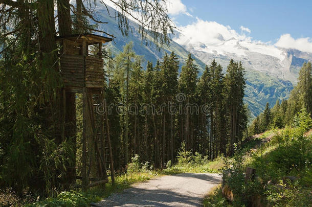 带望塔的高山景观