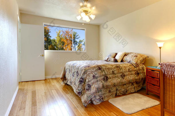 简单的<strong>卧室</strong>有硬木地板和<strong>落地窗</strong>。