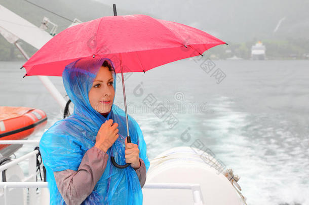 妇女在小船上撑伞
