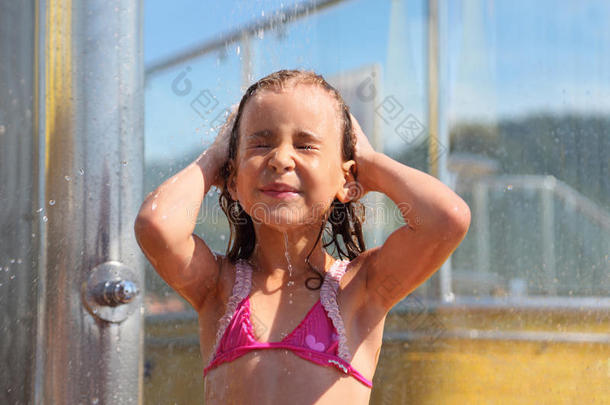 小女孩游泳后洗澡