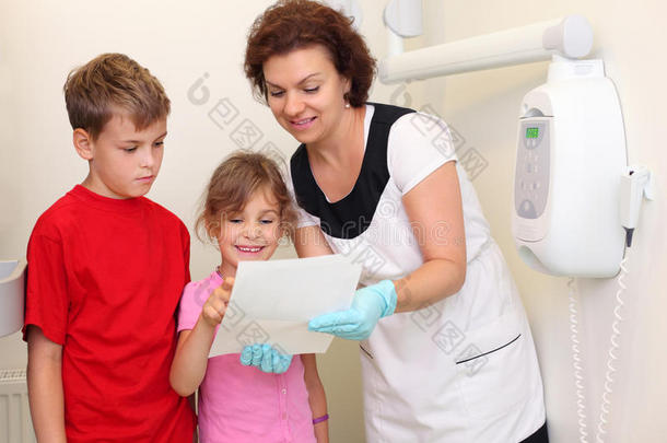 牙医给男孩和女孩看下颌x光片