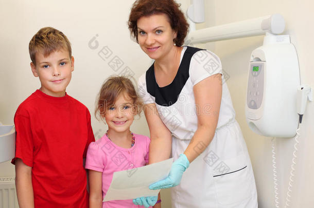 牙医给男孩和女孩看下颌x光片