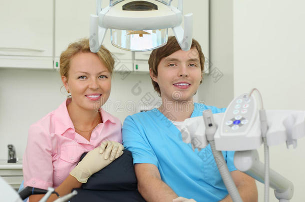 两位牙医坐在牙科诊所的柜子里
