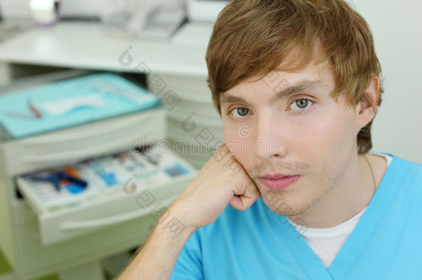 牙医坐在牙科诊所的柜子里