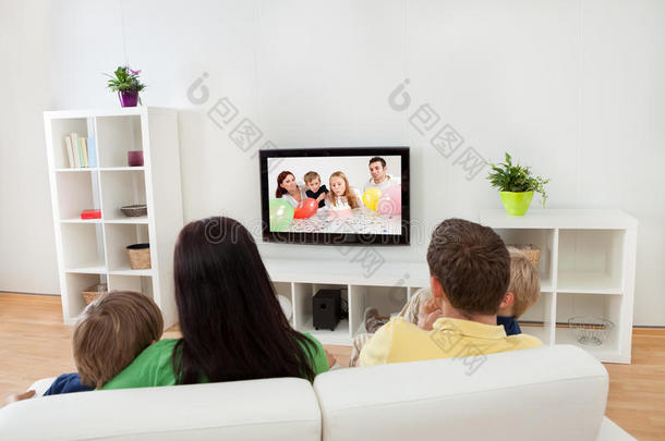 看电视的年轻家庭