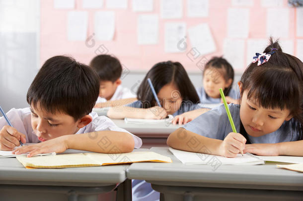中国<strong>学校</strong>的学生在课桌上工作