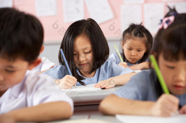 中国学校的学生在课桌上工作