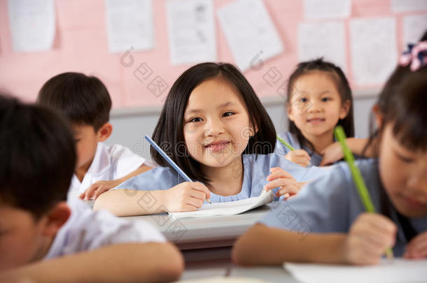 中国学校的学生在课桌上工作