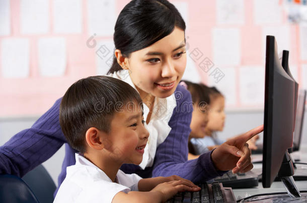 计算机课上教师帮助学生