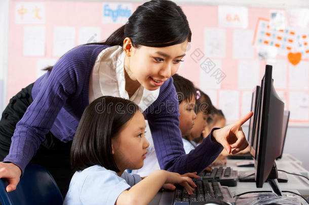 计算机课上教师帮助学生