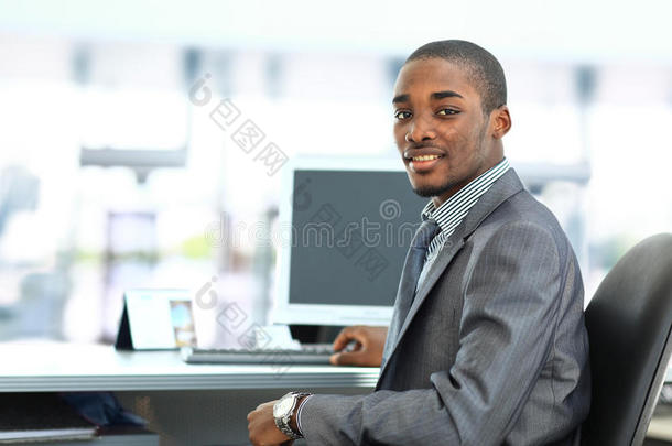 非裔美国企业家在办公室展示笔记本电脑