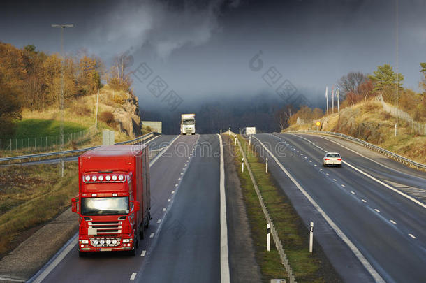 风景高速公路上的卡车运输