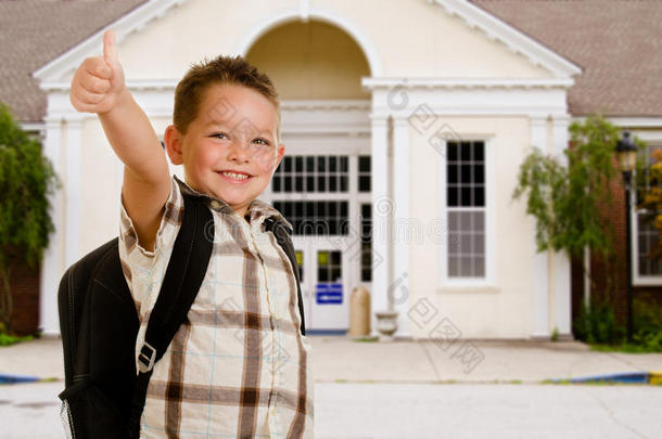 快乐的孩子在学校门口