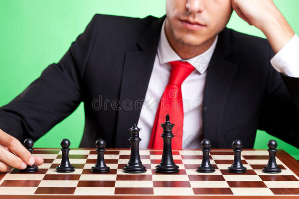 站在国际象棋队伍前面的商人
