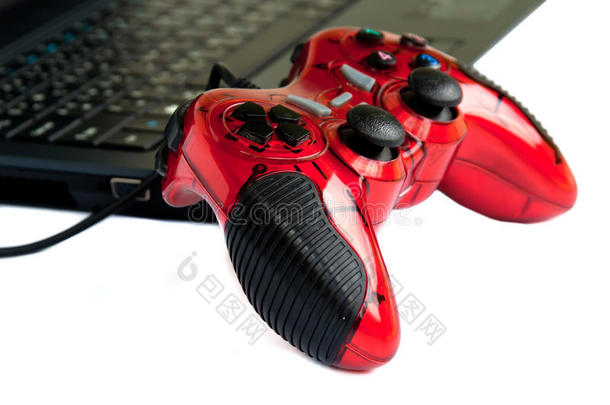 笔记本电脑上的红色操纵杆游戏控制器。