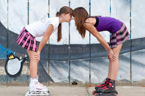 两个穿着旱冰鞋的<strong>可爱少女</strong>玩得很开<strong>心</strong>