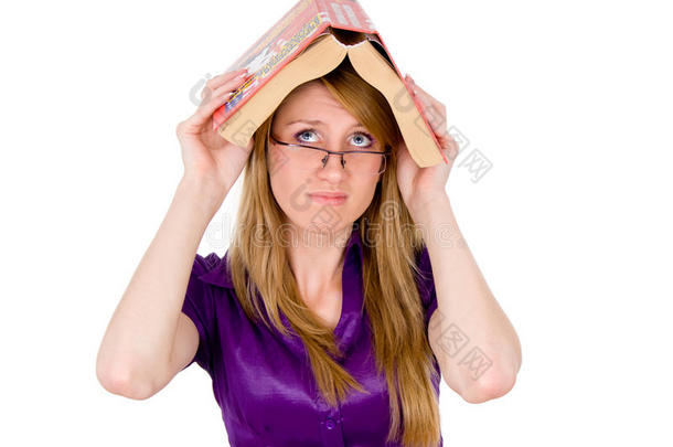一个女学生头上顶着一本字典