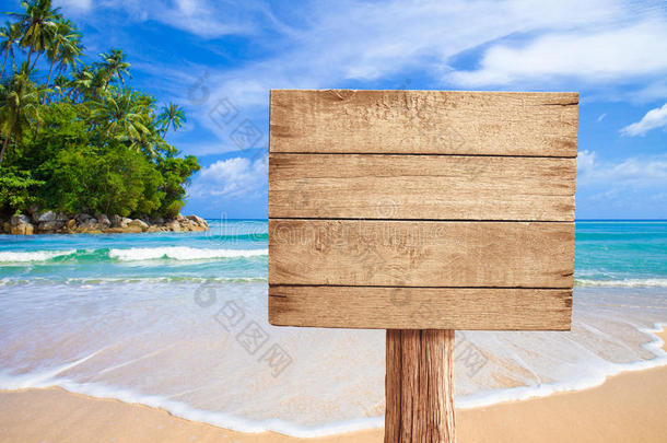 热带海滩上的木制招牌