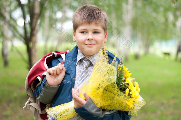 公园里拿着花束的男生