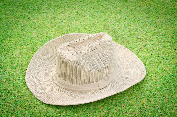 绿色草地上的古董草帽