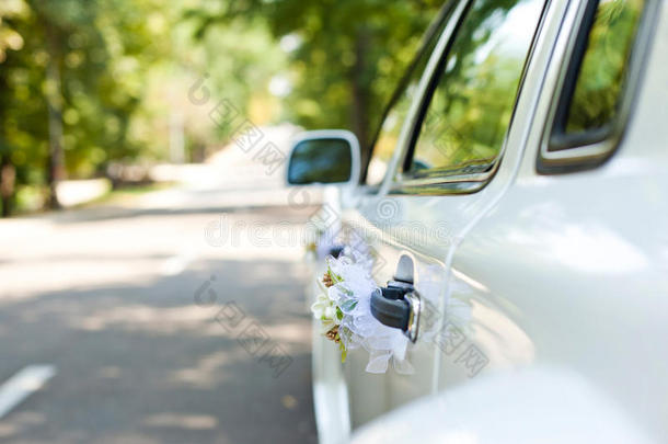 鲜花装饰的婚车
